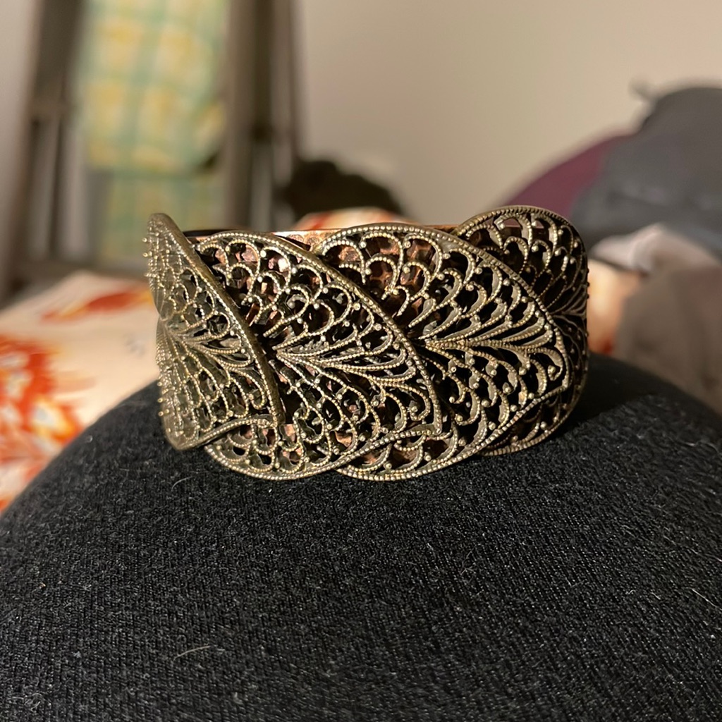 Sweet Romance Leaf Cuff 31$